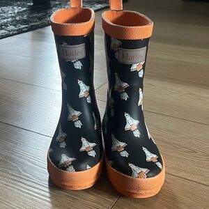Hatley Kids Rocket Ship Print Rain Boots - Black and Orange